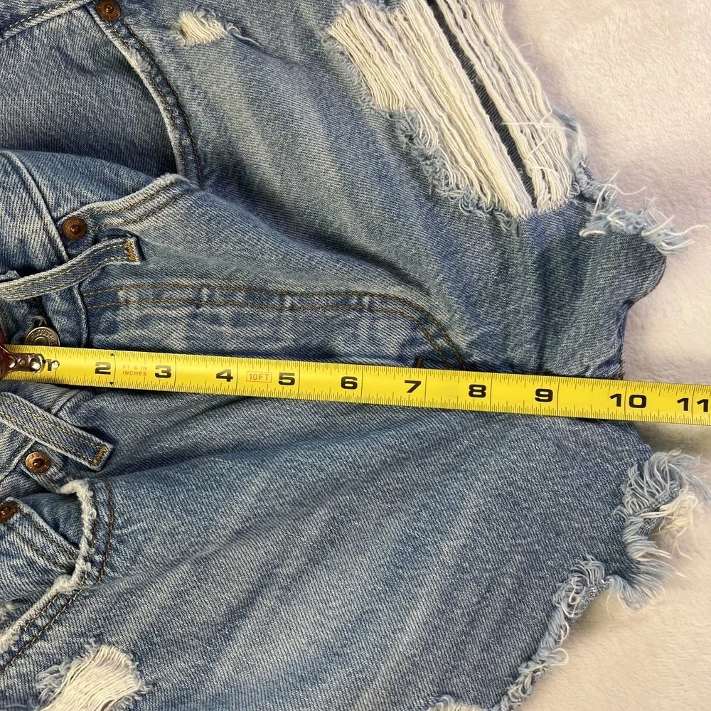 LEVIS 501 Cut Off Jean Shorts Light Blue Wash Women 26 (28.5*) Button Fly Denim‎